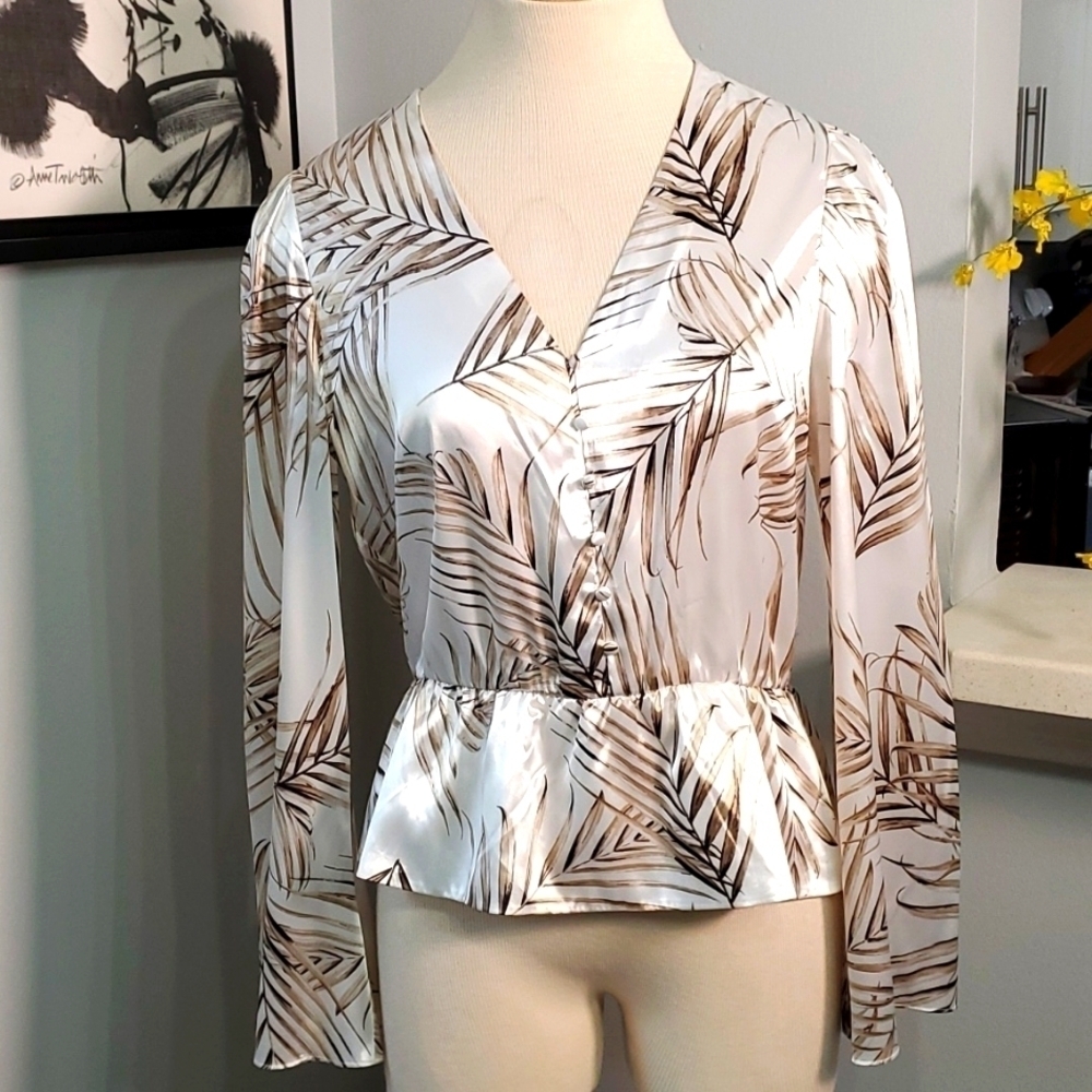 White house‎ black market lovely woman's blouse, long bell sleeves. Size small.